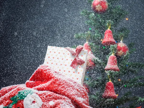 럭셔리 선물 상자 크리스마스 트리, 새 해 가정 d에서의 사진 — 스톡 사진