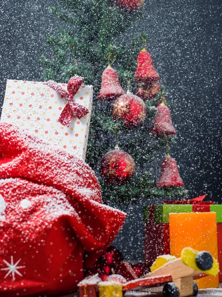 Φωτογραφία του πολυτελείας δώρο κουτιά κάτω από το δέντρο των Χριστουγέννων, Πρωτοχρονιάς σπίτι d — Φωτογραφία Αρχείου