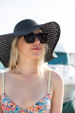 Gülümseyen ve güneşli, rahatlatıcı bir gün zevk kumsalda seksi kadın bir