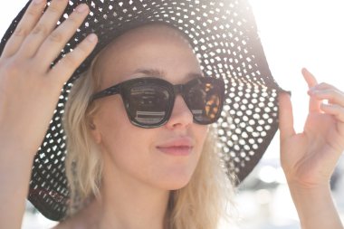 Gülümseyen ve güneşli, rahatlatıcı bir gün zevk kumsalda seksi kadın bir