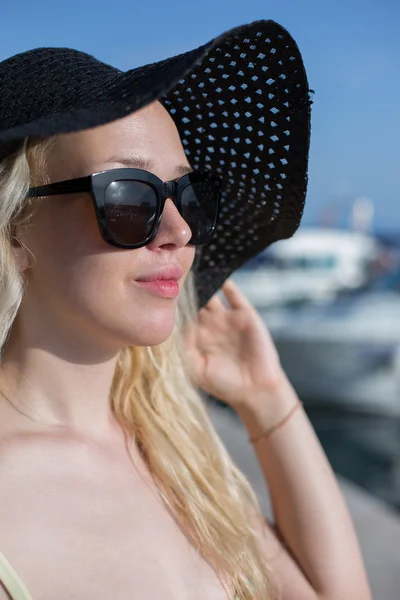 Bella donna che indossa un cappello al mare — Foto Stock