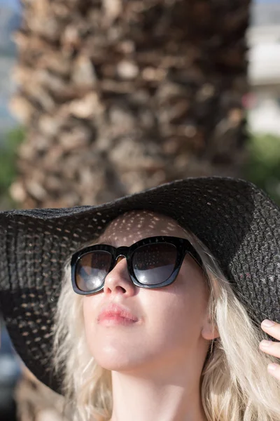 O femeie frumoasă care poartă o pălărie la mare — Fotografie, imagine de stoc