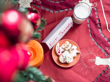 çerezleri Noel arka planda, atmosferde tatil Noel Baba için süt ile plaka üzerinde