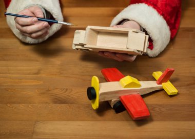Noel Baba bir oyuncak uçak boyama atölyesinde oturmuş. Hor