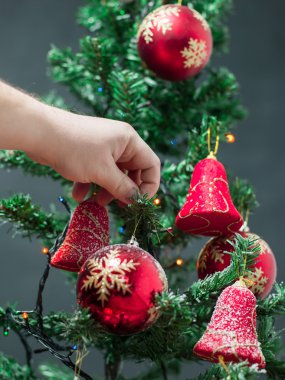 koyu arka plan üzerinde güzel bir Noel ağacı