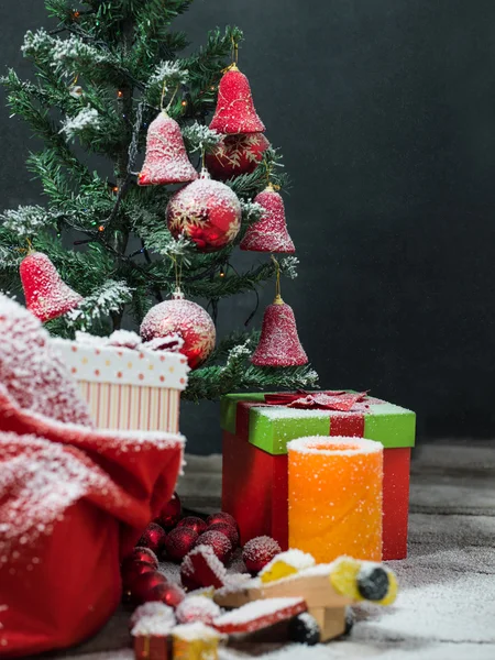 Scatole regalo di Natale sotto l'albero di Natale — Foto Stock