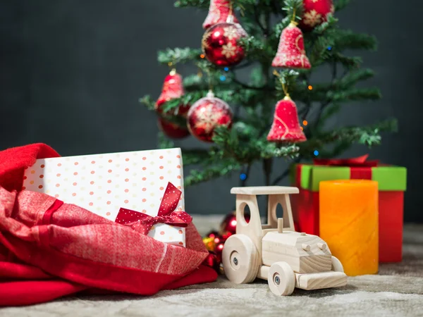Cadeau boîtes de Noël sous l'arbre de Noël — Photo