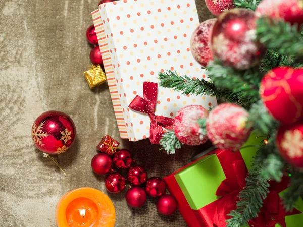 Cadeau boîtes de Noël sous l'arbre de Noël — Photo