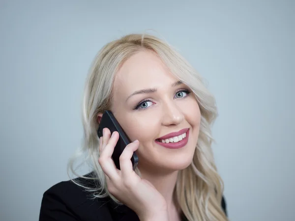 Усміхнена бізнес-леді розмовляє по мобільному телефону — стокове фото