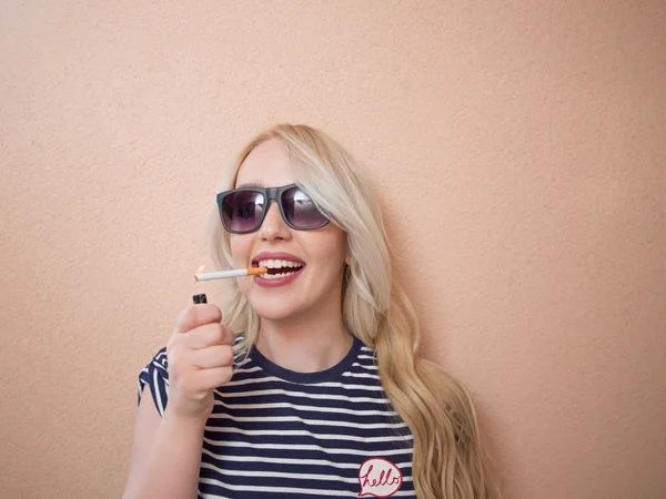 담배와 함께 hipster 십 대 소녀 — 스톡 사진