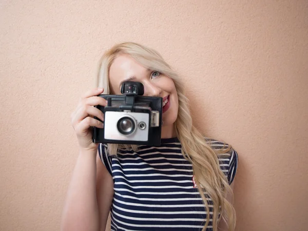 Joyeux hipster fille faisant photo avec caméra rétro sur la rue de la ville — Photo