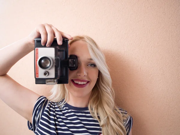 Feliz chica hipster haciendo foto con cámara retro en la calle de la ciudad — Foto de Stock