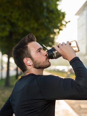 yakışıklı adam içme suyu güneşli bir günde