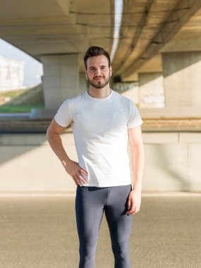 Yakışıklı delikanlı Nehri u yakınlarında set boyunca çalışan