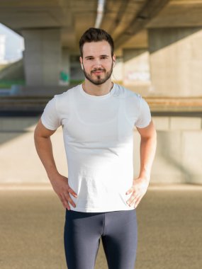 Yakışıklı delikanlı Nehri u yakınlarında set boyunca çalışan