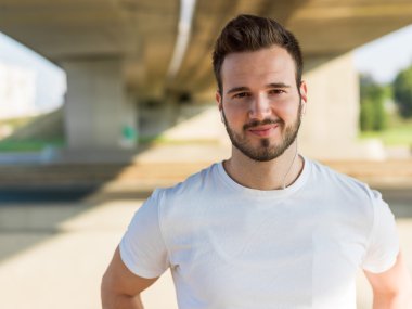 Yakışıklı delikanlı Nehri u yakınlarında set boyunca çalışan