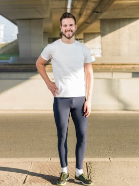 Yakışıklı delikanlı Nehri u yakınlarında set boyunca çalışan