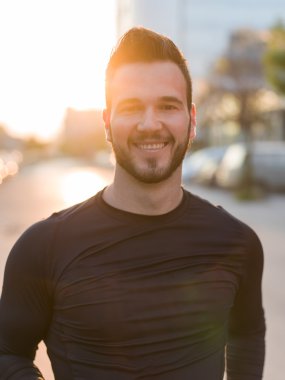 kentsel sokak erkek atlet portresi