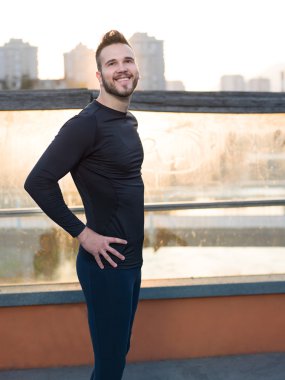 Siyah egzersiz giyim R de çalıştıran atletik yakışıklı adam