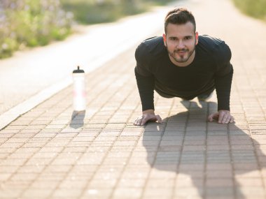 Sonbahar sırasında sabah şınav egzersiz yapan genç happuy erkek