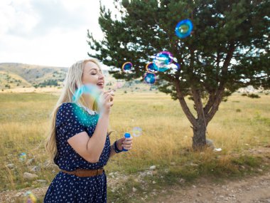 kadın üfleme kabarcıklar