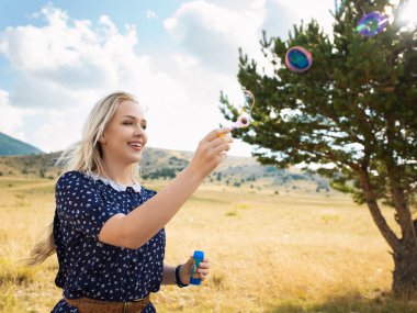 kadın üfleme kabarcıklar