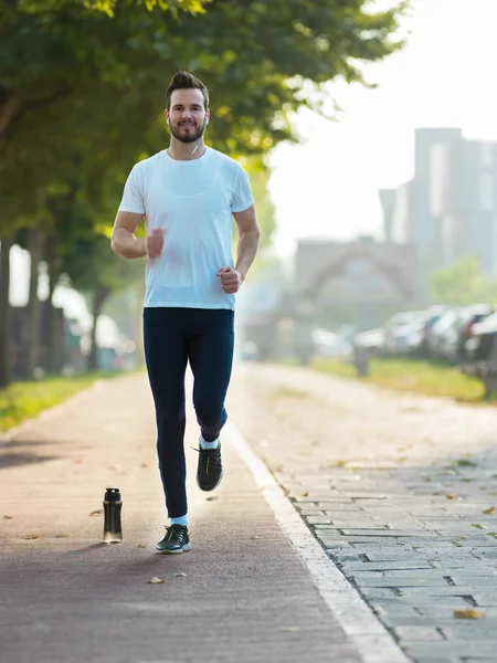 Ejercicio de correr y trotar concepto. Hombre atando cordones antes de t — Foto de Stock