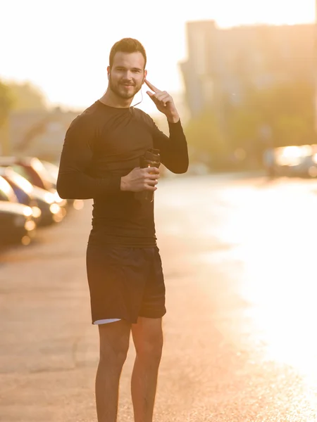 Retrato de corredor masculino en la calle urbana — Foto de Stock