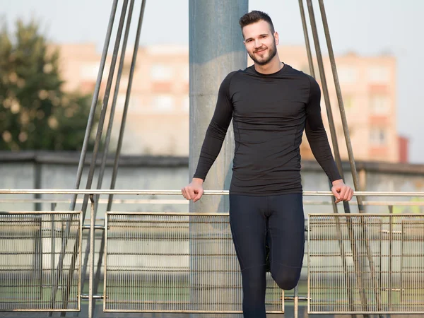 Jogging saludable buscando joven puente cruzado bajo el sol de la mañana — Foto de Stock