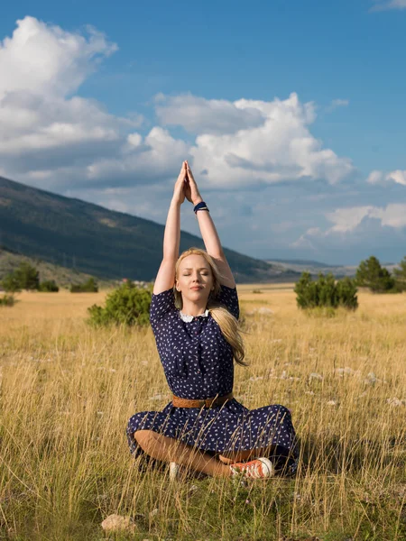 Mujer joven practicando yoga naturaleza —  Fotos de Stock