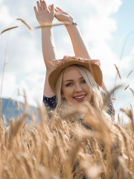 Vrouw bij zomer veld — Stockfoto