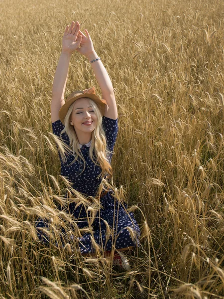 Femme à Summer Field — Photo