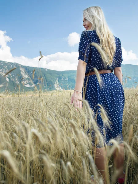 Frau auf Sommerfeld — Stockfoto