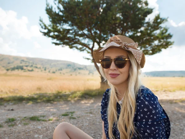 Mulher sorridente ao ar livre — Fotografia de Stock