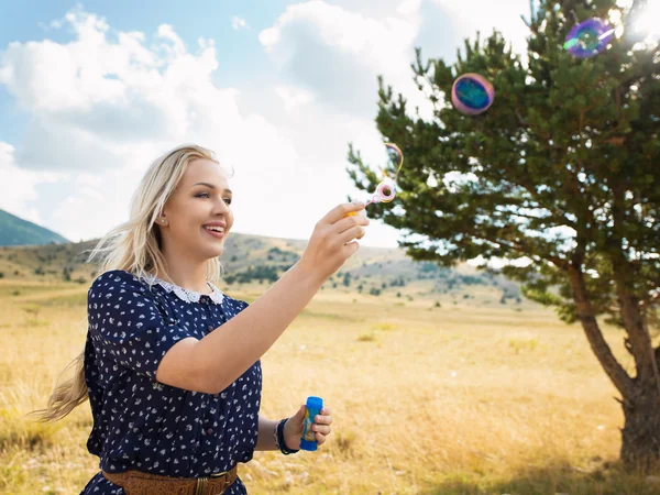 kadın üfleme kabarcıklar