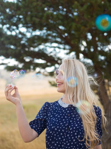 Nő fúj buborékok — Stock Fotó