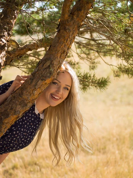 Mujer alegre en el campo de verano —  Fotos de Stock