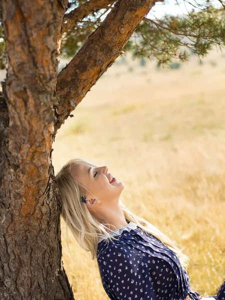 Радостная женщина в летнем поле — стоковое фото