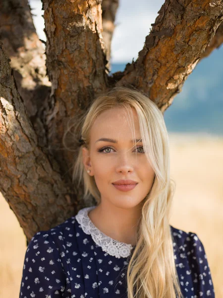 Vrolijke vrouw in zomer veld — Stockfoto