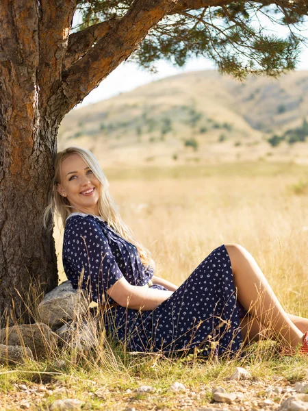 Radostné žena v létě pole — Stock fotografie