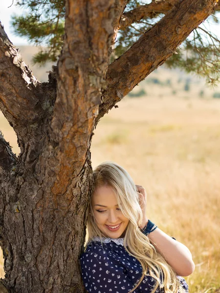 Vrolijke vrouw in zomer veld — Stockfoto