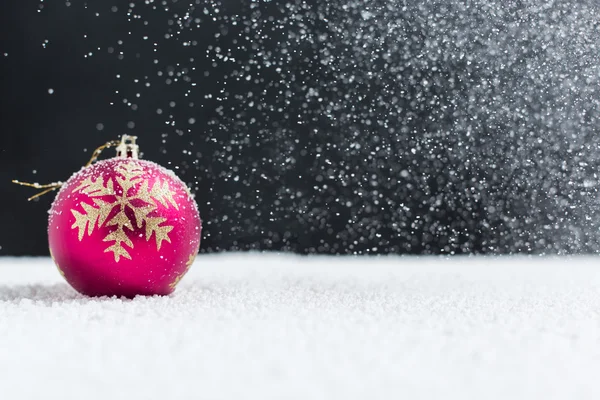 Christmas bollar på snö, faller snön — Stockfoto