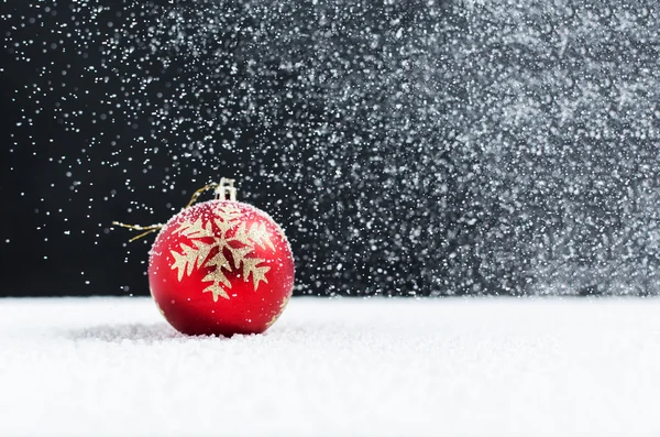 Christmas bollar på snö, faller snön — Stockfoto