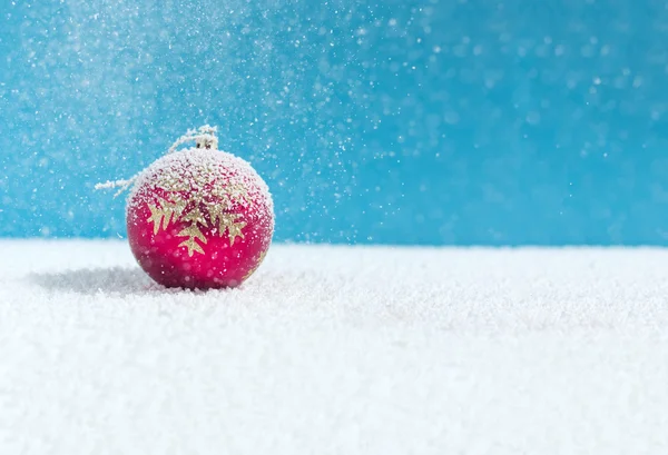 Kar, kar düşen Noel topları — Stok fotoğraf