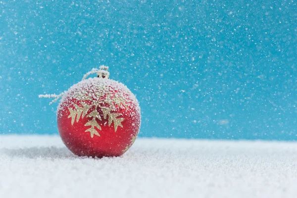 Boules de Noël sur neige, neige tombante — Photo