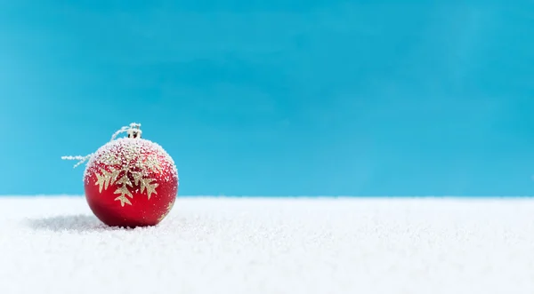 Christmas bollar på snö, faller snön — Stockfoto