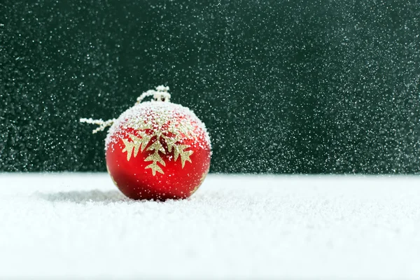 Palla Natale Sulla Neve Neve Che Cade — Foto Stock