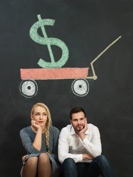 Concepto de hipoteca y crédito. Pareja adulta planeando su futuro — Foto de Stock