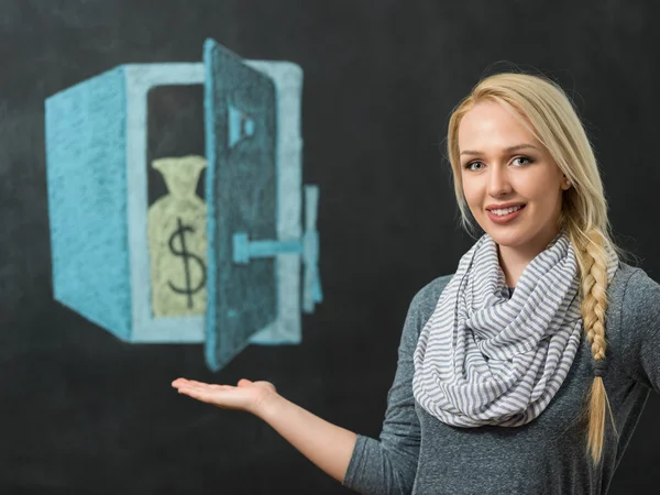 Mujer feliz de pie frente a signo de dólar escrito en una tiza — Foto de Stock