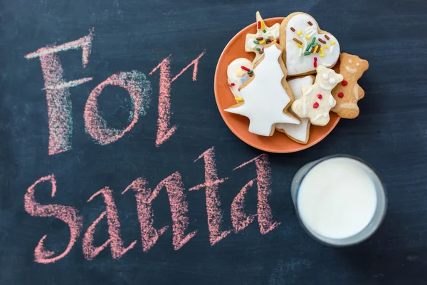 Cookie-kex med mjölk och julgran på bordet för Santa Claus — Stockfoto